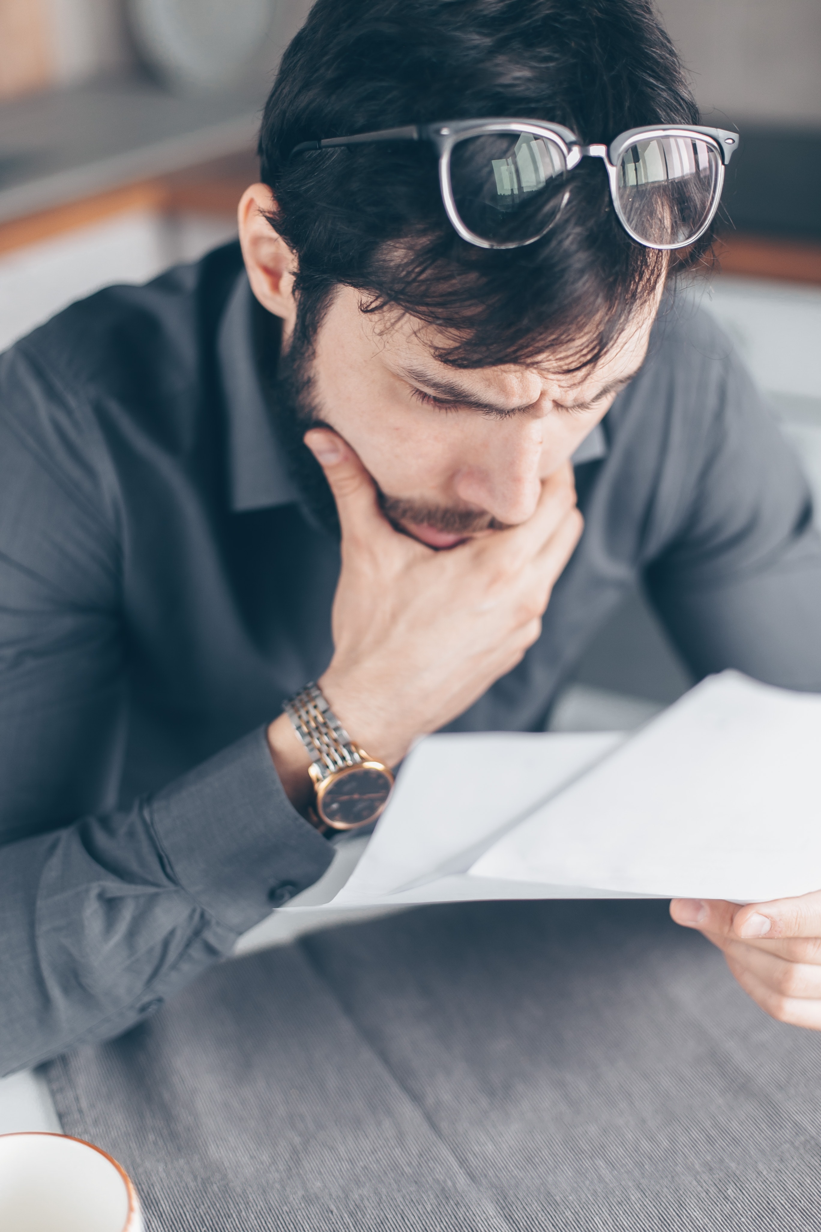 Hombre revisando sus finanzas